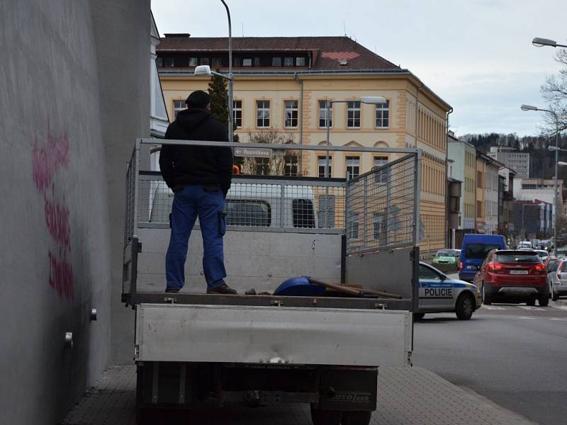 Sprejer poničil nedávno opravený železniční most nedaleko náchodského Jiráskova gymnázia.