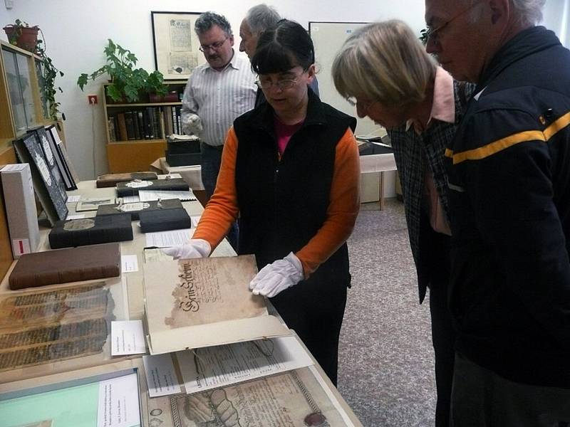 VZÁCNÉ TISKY archiváři ukazovali návštěvníkům.