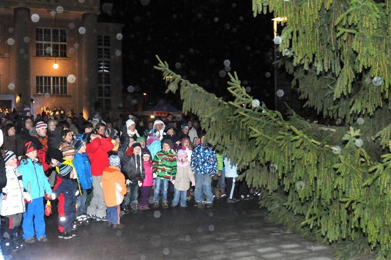 V podvečer na první adventní neděli přišla na hronovské náměstí téměř tisícovka obyvatel města, aby byla svědkem slavnostního rozsvícení vánočního stromu, který bude až do 6. ledna tvořit dominantu náměstí. 