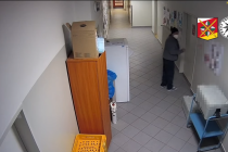 Záznam z kamerového systému nemocnice, jak zloděj kraje na covidovém oddělení