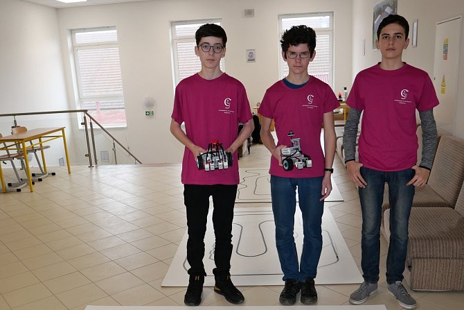 Kvartáni z náchodského Jiráskova gymnázia se svými roboty.