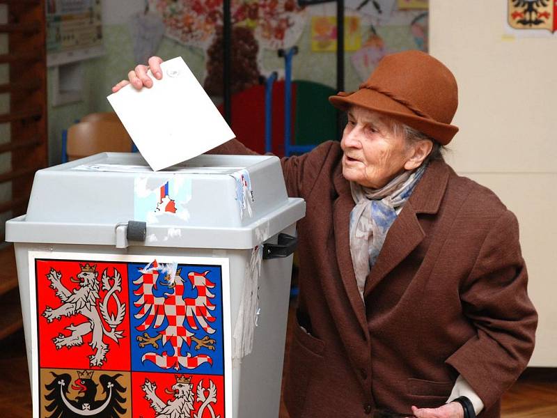 jako první přišla ve 14:00 hod. do volební místnosti ve Velkém Poříčí odevzdat svůj hlas nejstarší volička městyse devadesátišestiletá Jarmila Kubečková 