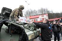 Americký vojenský konvoj po příjezdu z Polska na hranicích v Náchodě - Bělovsi.