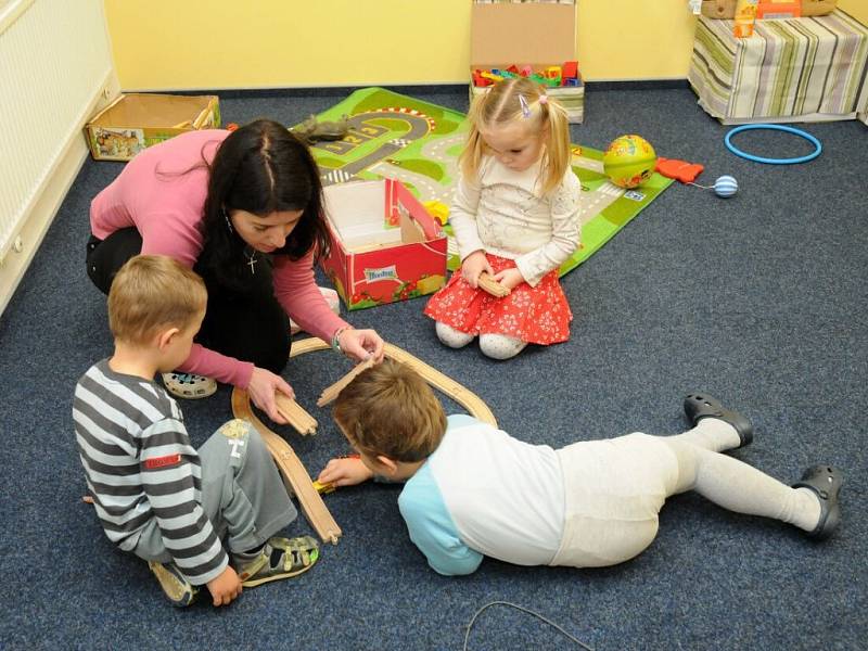 Osmnáct dětí z Červeného Kostelce si od pondělí oťukává nové pracoviště školky. 