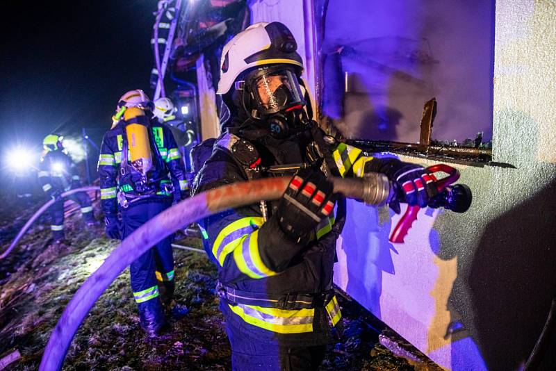 Čtyři jednotky hasičů likvidovaly požár kůlny v Žernově