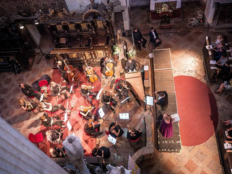 V sobotu 29. června se poprvé rozezněla slavnostní znělka festivalu Za poklady Broumovska. V klášterním kostele sv. Vojtěcha v Broumově přivítala sólisty a orchestr Národního divadla v Praze, spolu s místním pěveckým sborem Amicitia ZUŠ Broumov.