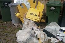 Silná exploze, rozmetaná žlutá plastová popelnice a vytlučených několik skleněných tabulek nedalekého svatostánku - to jsou následky výbuchu, který byl v pátek v noci slyšet po celém centru Broumova.