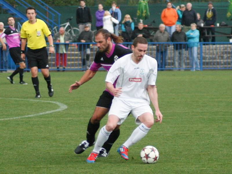 DOMÁCÍ záložník Martin Malý motá v derby hlavu trutnovskému Kejzlarovi.