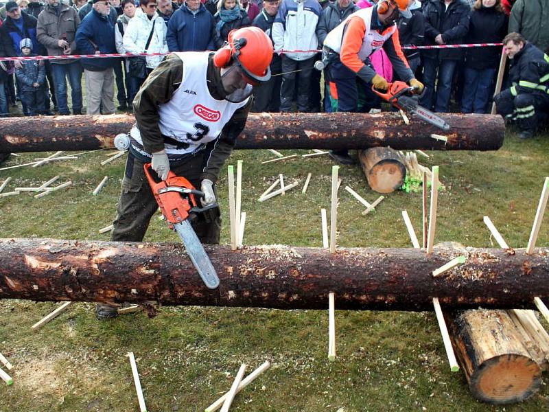 Soutěžní klání Dřevorubec roku v Adršpachu.