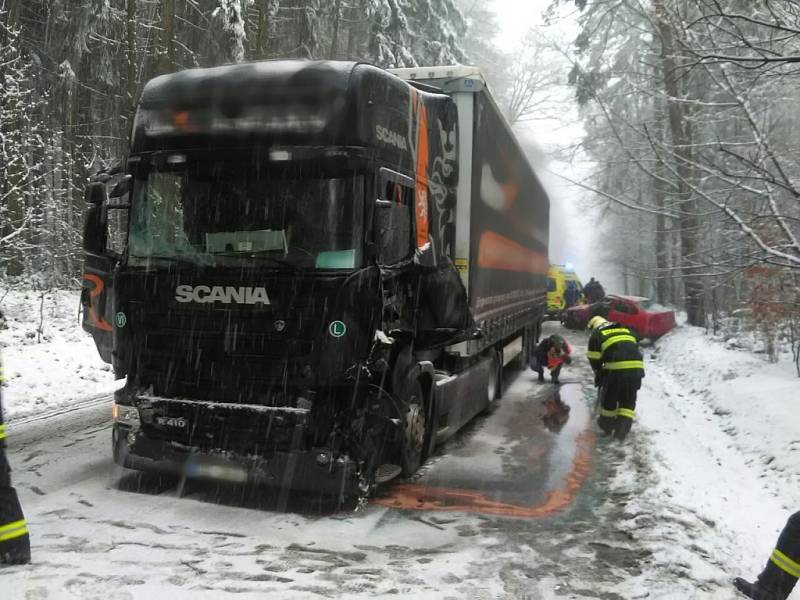 Nehoda osobního automobilu a kamionu, ke které došlo 21. prosince odpoledne, zablokovala silnici I/14 mezi Novým Městem nad Metují a Náchodem za Vrchovinami.