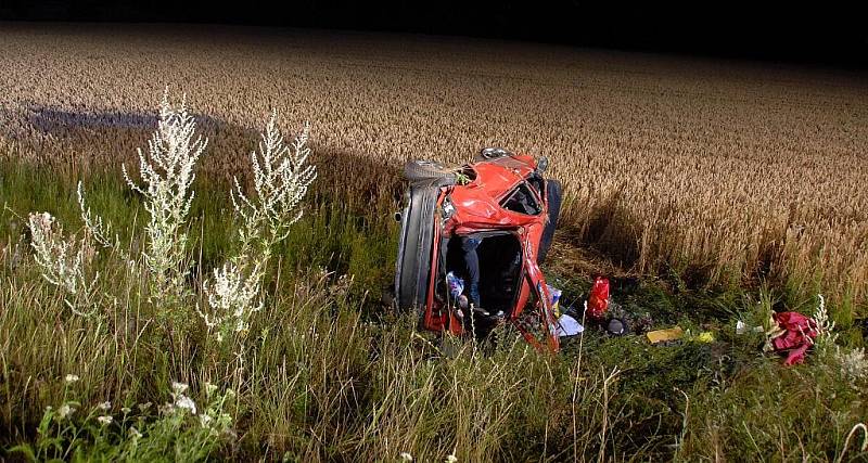 Česká Skalice: Osobní automobil převrácený mimo silnici, 4 osoby zraněny. Pátek 17. července. 