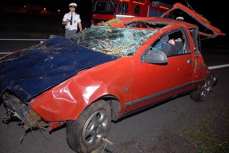 Česká Skalice: Osobní automobil převrácený mimo silnici, 4 osoby zraněny. Pátek 17. července. 