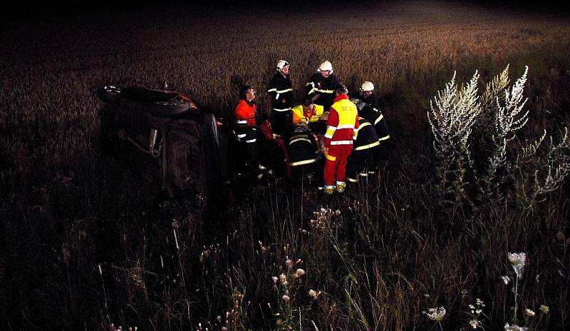 Česká Skalice: Osobní automobil převrácený mimo silnici, 4 osoby zraněny. Pátek 17. července. 