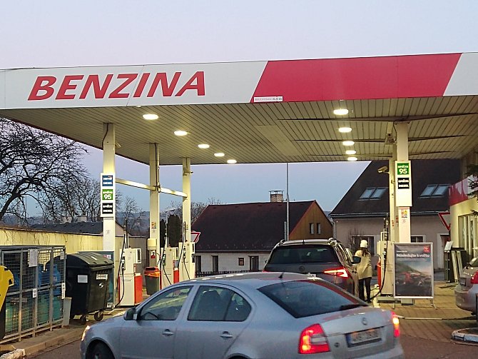 Firma Benzina zanikla ve věku nedožitých 70. narozenin. Síť čerpacích stanic definitivně přebírá polský Orlen.