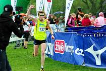 MEZI KAPKAMI DEŠTĚ. Jiří Čivrný vbíhá do cíle třetího dílu běžeckého seriálu Mizuno Running Cup 2014.