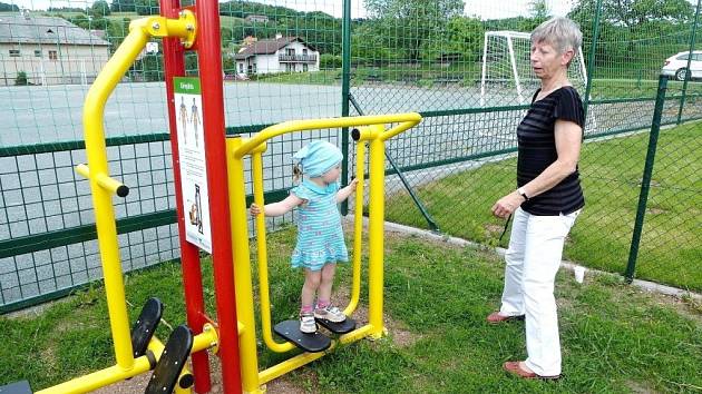 Fitness stroje na sportovním hřišti v náchodské městské části Lipí.