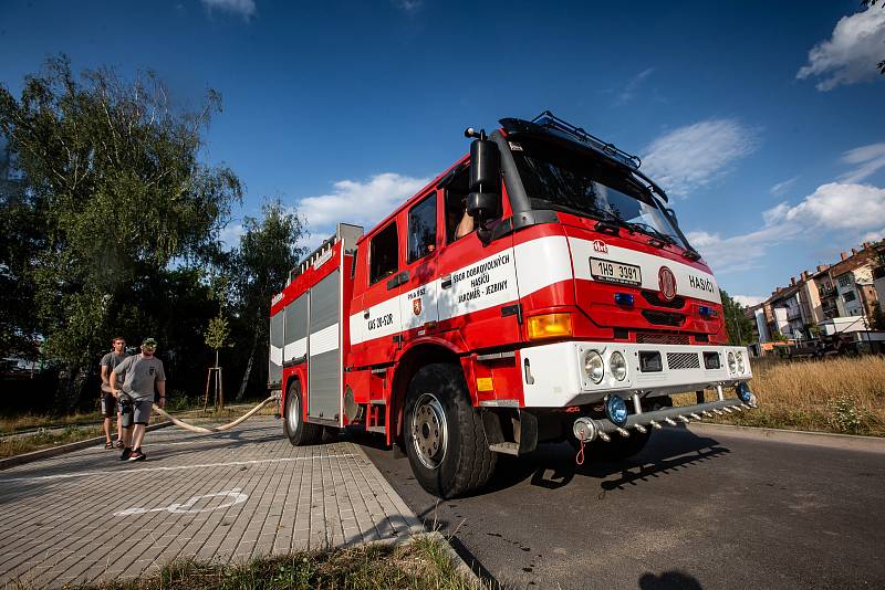 Dobrovolní hasiči z Jaroměře-Jezbin pomáhají ve městě kvůli trvajícímu suchu se zaleváním stromů v Jaroměři.