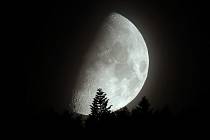 Měsíc „lízající" Broumovské stěny. 23. září kolem 21:30. je vidět 60,8% měsíce, který se nachází v souhvězdí Střelce (Sagittarius). Necelých šest dní před dnešním úplňkem.