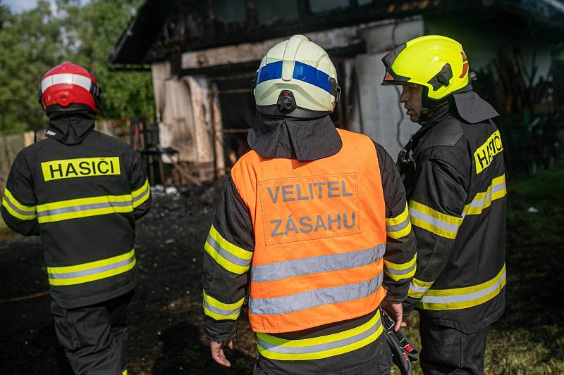 Technická závada na elektroinstalaci stála za vznikem požáru garáže v Krahulčí