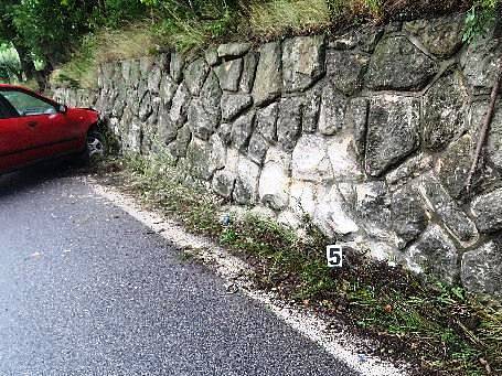 Na skutečnost, že pneumatiky na mokré silnici snadněji uklouznou a auto může dostat smyk, doplatilo hned několik motoristů.