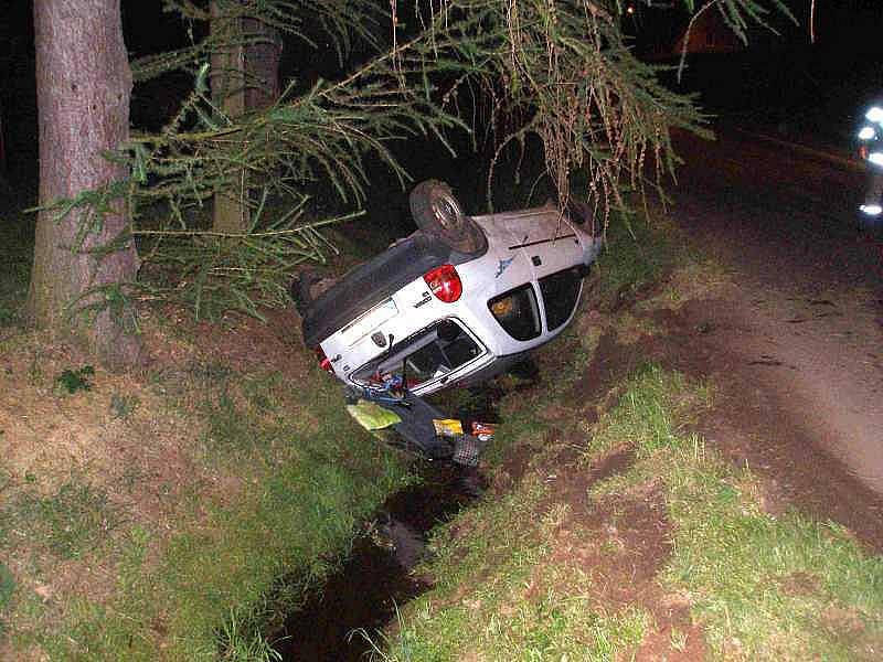 V Jetřichově na Náchodsku skončil Opel na střeše.