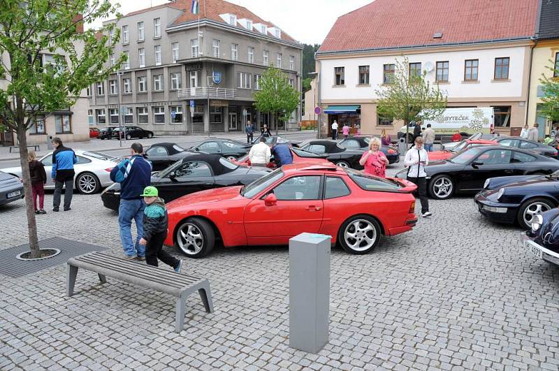 TŘI DESÍTKY automobilů Porsche brázdily o víkendu náchodským regionem. Zastavily se i na hronovském náměstí.