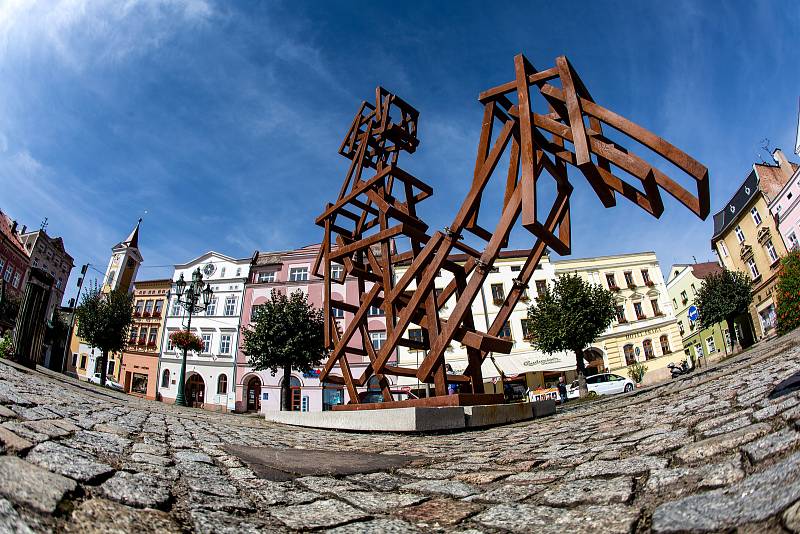 Sculpture line - mezinárodní sochařdký festival na náměstí v Broumově. Levitující postava sochaře Jakuba Flejšara a dílo Archimedon Lukáše Raise.