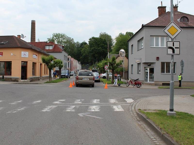 Střet motocyklu Jawa 50 a auta Chrysler Grand.