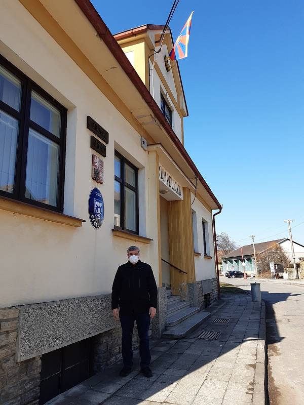 Tibetská zástava na průčelí obecního úřadu v Černčicích.