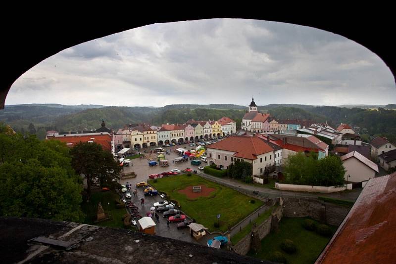  Tradiční akce Brány města dokořán zahájila o víkendu v Novém Městě nad Metují, jedné z historických perel východních Čech, letošní turistickou sezonu. 