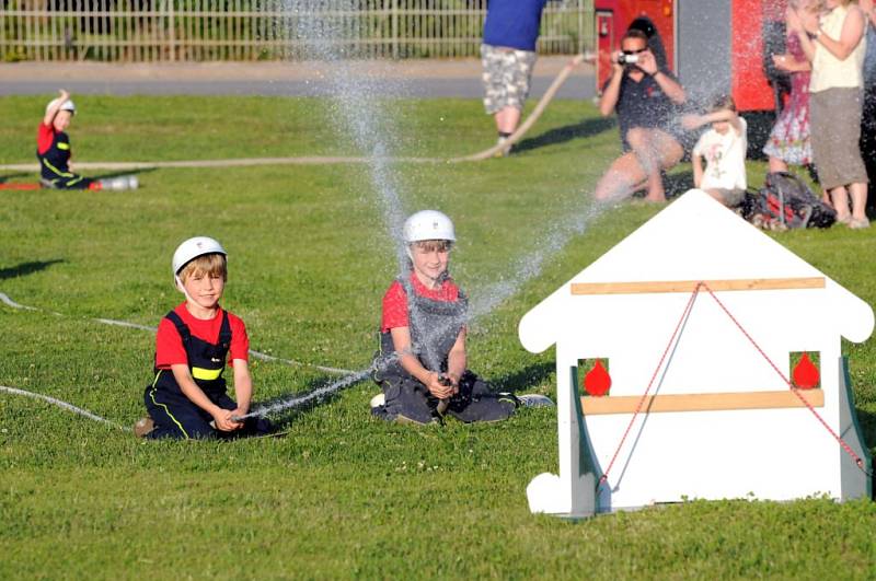 Odboráři soutěžili při sportovních hrách.