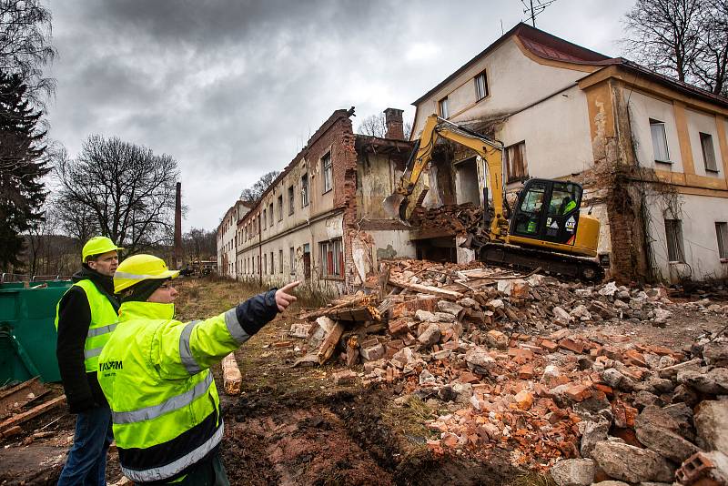 Bourání starých lázní Běloves v Náchodě.