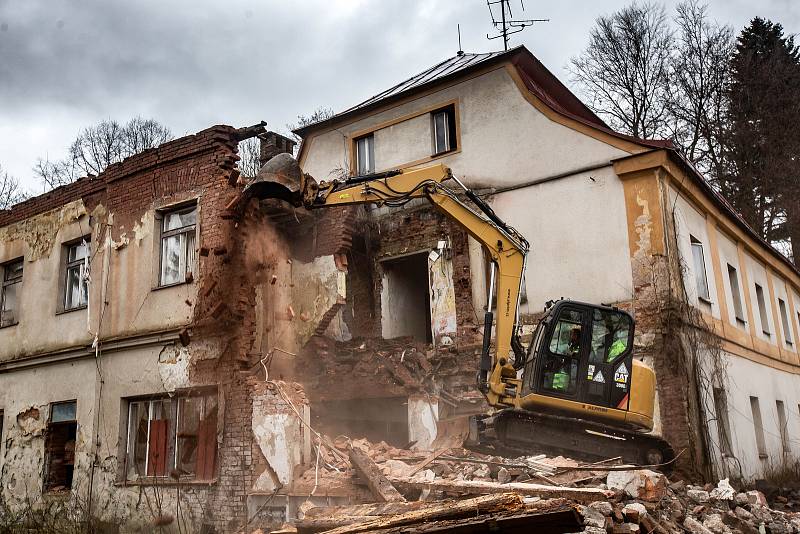 Bourání starých lázní Běloves v Náchodě.