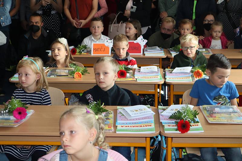 Mezi českoskalické prvňáky zavítala starostka města Česká Skalice Zuzana Jungwirthová, která jim popřála hodně úspěchů ve škole i v běžném životě.