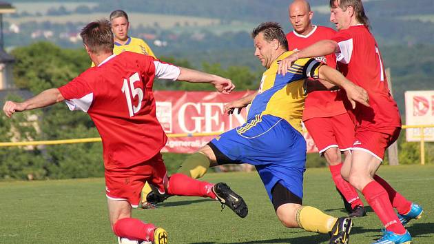 ČESKOSKALICKÝ Jan Valeš (ve žlutém) dělal hráčům Velké Jesenice pořádné problémy a nakonec jim sám nasázel čtyři branky.