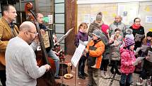 Česko zpívá koledy 2014 - foyer Městské knihovny v Náchodě.