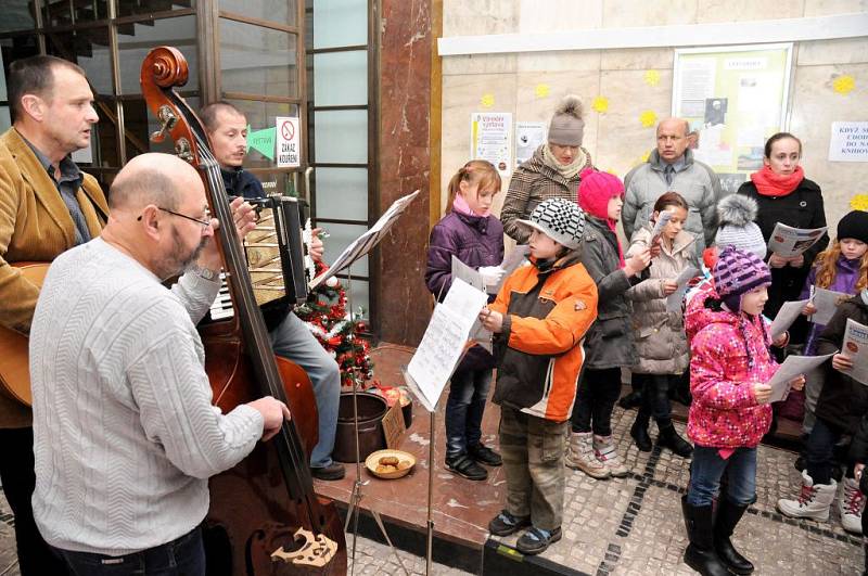 Česko zpívá koledy 2014 - foyer Městské knihovny v Náchodě.