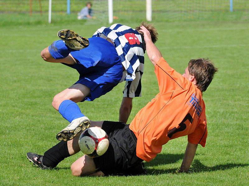 Premiérových branek v novém ročníku se dočkali fotbalisté Hronova (v pruhovaném),  na premiérové body ale stále čekají. 