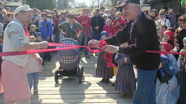 Děti z folklorního souboru Barunka tančí s lítem.