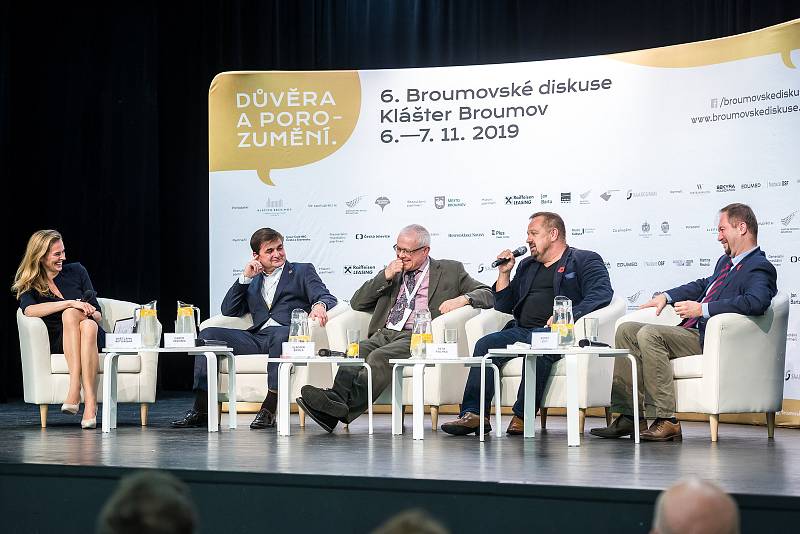 Jak posílit důvěru v evropské instituce, jako jsou EU či NATO, diskutovali na prvním středečním panelu bývalá soudkyně Ústavního soudu Eliška Wagnerová spolu se socioložkou Markétou Sedláčkovou a historikem Tomášem Petráčkem.