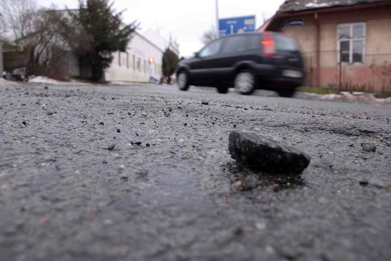 Řidiči si ničí své automobily na mnoha místech náchodského okresu, například v Novém Městě nad Metují jde někdy doslova o kolo.