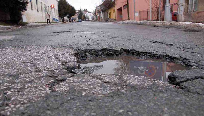 Řidiči si ničí své automobily na mnoha místech náchodského okresu, například v Novém Městě nad Metují jde někdy doslova o kolo.