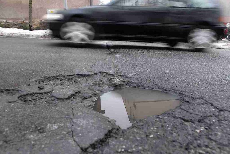 Řidiči si ničí své automobily na mnoha místech náchodského okresu, například v Novém Městě nad Metují jde někdy doslova o kolo.