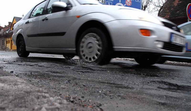 Řidiči si ničí své automobily na mnoha místech náchodského okresu, například v Novém Městě nad Metují jde někdy doslova o kolo.