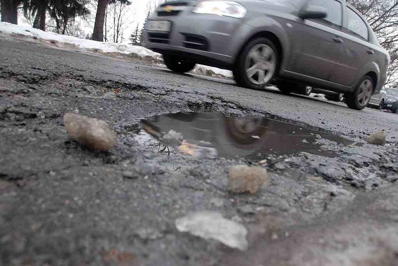 Řidiči si ničí své automobily na mnoha místech náchodského okresu, například v Novém Městě nad Metují jde někdy doslova o kolo.