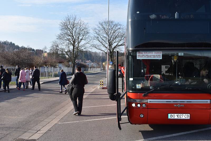 Město Náchod v úterý odpoledne pro 52 uvízlých Ukrajinců zajistilo na dopravním hřišti v Bělovsi jídlo, pití a sociální zázemí, aby se mohli dát do pořádku.