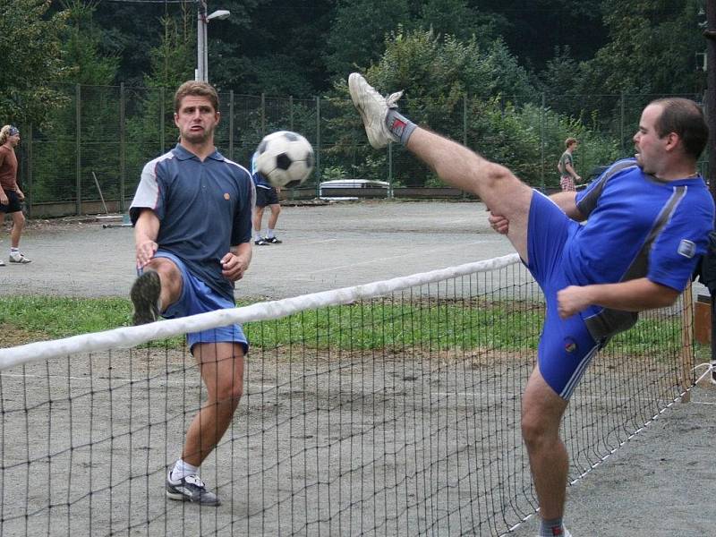 Nohejbalisté Star Babí (vlevo) skončili mezi neregistrovanými druzí, když ve finále podlehli Ruchadlu. 