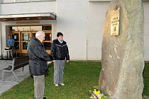 V Hronově uctili památku obětí komunismu.