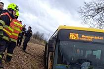 Na silnici od Bezděkova do Police nad Metují sjel autobus do příkopu.