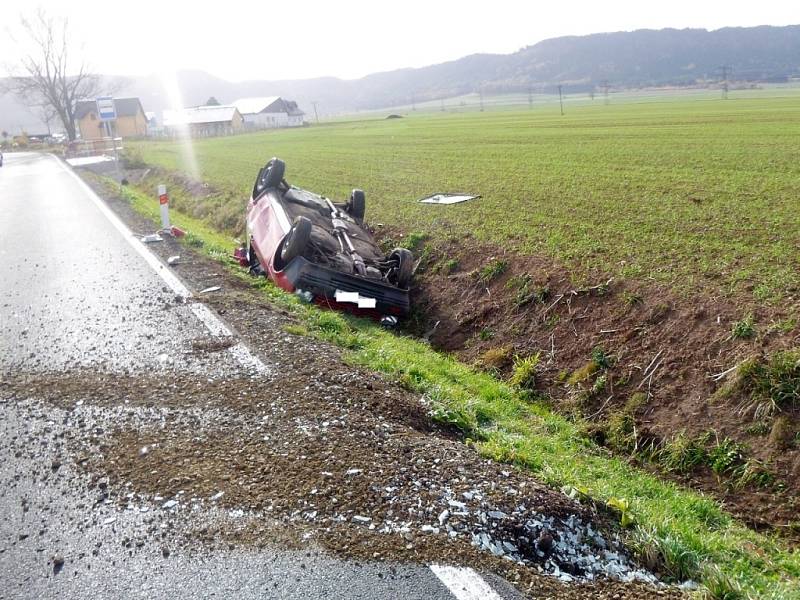 Havárie osobního automobilu u obce Křinice.